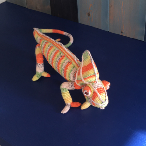 エボシカメレオン 編みぐるみ ビーズ装飾 一点もの カメレオン　ぬいぐるみ カメレオンあみぐるみ パパイヤカラーのエボシカメレオン パパイヤくん