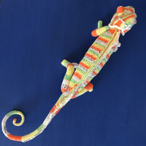 エボシカメレオン 編みぐるみ ビーズ装飾 一点もの カメレオン　ぬいぐるみ カメレオンあみぐるみ パパイヤカラーのエボシカメレオン パパイヤくん