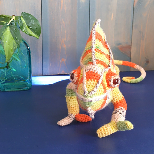 エボシカメレオン 編みぐるみ ビーズ装飾 一点もの カメレオン　ぬいぐるみ カメレオン あみぐるみ エボシカメレオン 編みぐるみ ハンドメイド