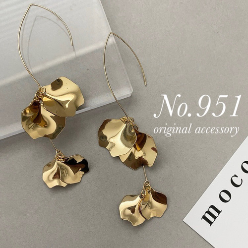 再入荷まで販売停止中　ゴールドフラワー　変形パール　イヤリング　ピアス ゴールド×フラワー×パール イヤリング 再入荷まで販売停止中 ゴールド