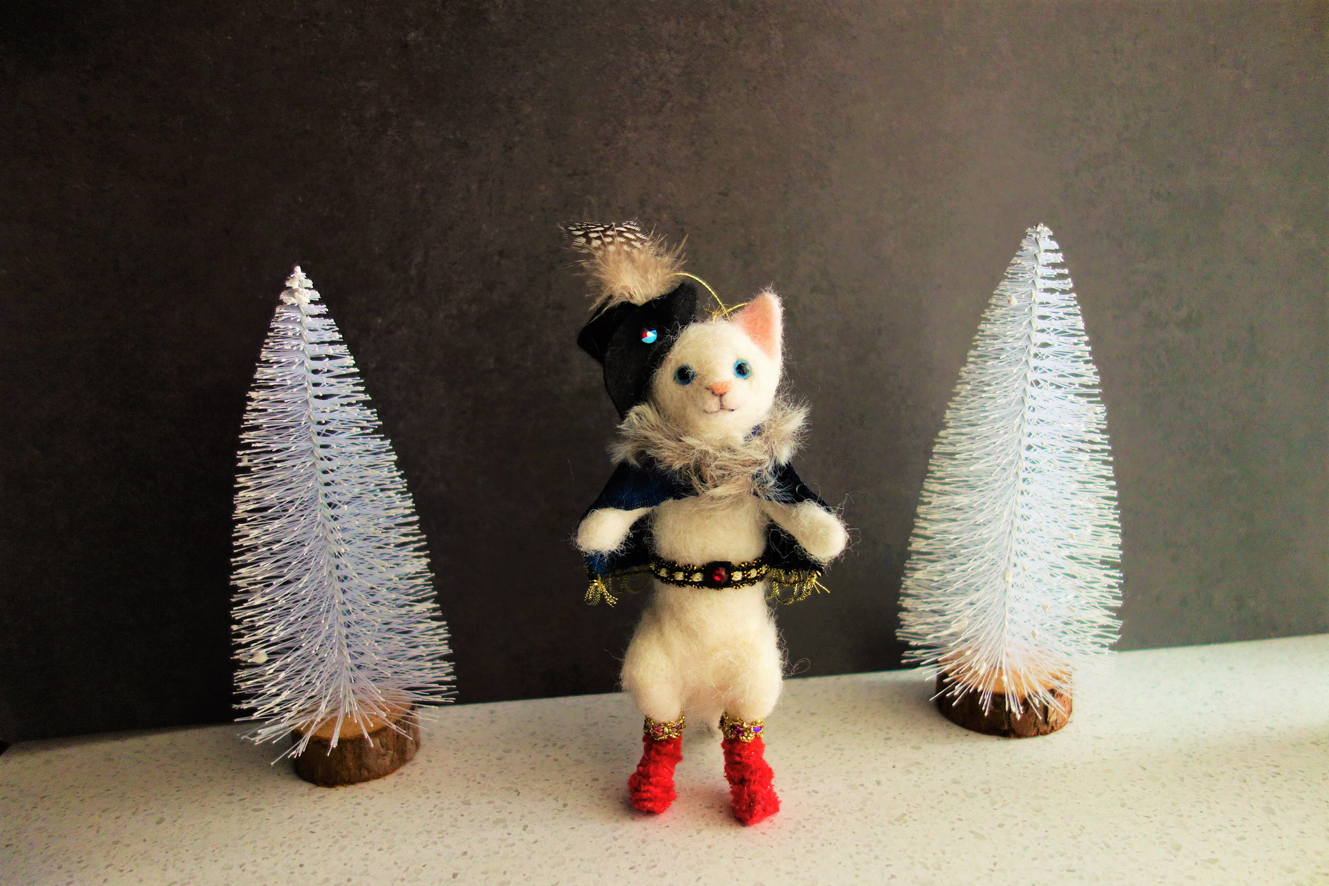 サンタブーツの中から白猫ちゃん 子猫 クリスマス 羊毛フェルト