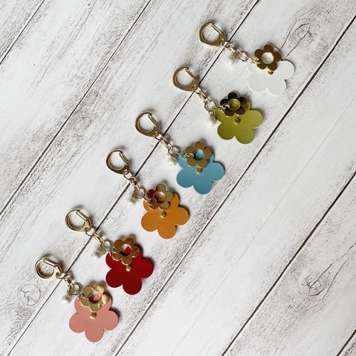 本革リバーシブルキーホルダー✳︎リバティ 花×あみぐるみ✳︎うさぎ