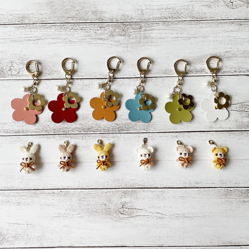 本革リバーシブルキーホルダー✳︎リバティ 花×あみぐるみ✳︎うさぎ