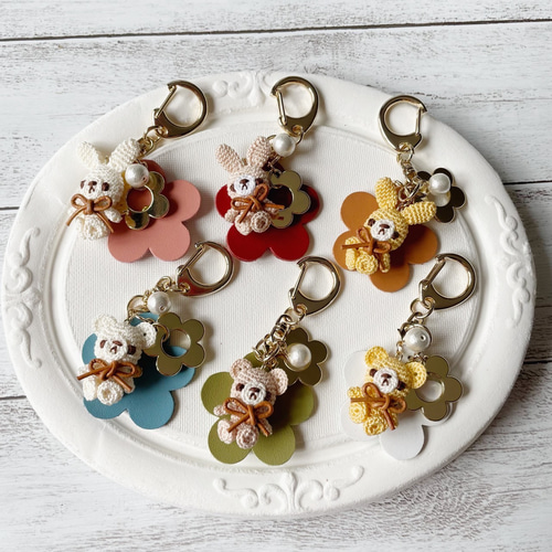 本革リバーシブルキーホルダー✳︎リバティ 花×あみぐるみ✳︎うさぎ