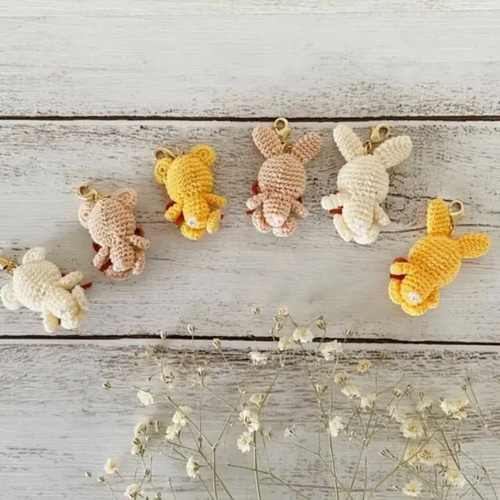 本革リバーシブルキーホルダー✳︎リバティ 花×あみぐるみ✳︎うさぎ