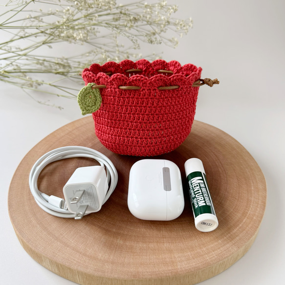 ころんと飾れるりんごの巾着袋（小さいサイズ）　　巾着ポーチ　ミニポーチ　小物入れ　AirPodsケースにも◎ 4枚目の画像