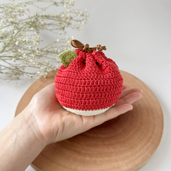 ころんと飾れるりんごの巾着袋（小さいサイズ）　　巾着ポーチ　ミニポーチ　小物入れ　AirPodsケースにも◎ 2枚目の画像