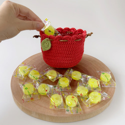 ころんと飾れるりんごの巾着袋（小さいサイズ）　　巾着ポーチ　ミニポーチ　小物入れ　AirPodsケースにも◎ 6枚目の画像