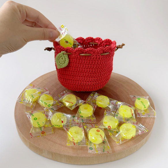 ころんと飾れるりんごの巾着袋（小さいサイズ）　　巾着ポーチ　ミニポーチ　小物入れ　AirPodsケースにも◎ 6枚目の画像