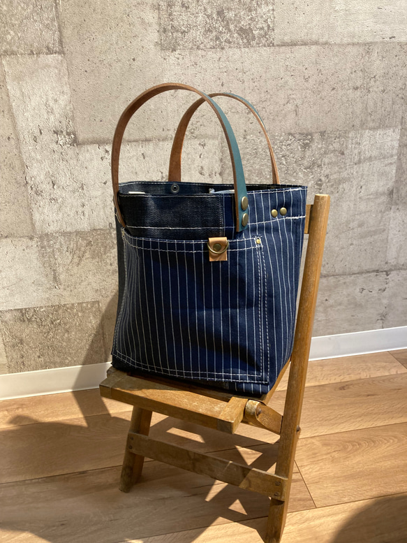 デニムリメイクバック　ケミカルウォッシュデニム編み込みトートバッグ　ミニポーチ付 デニムリメイク サイドポケット付きバッグ 肩掛けタイプ