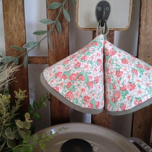 受注制作☆ 三角鍋つかみ リバティ アシュテッド いちご柄 鍋つかみ