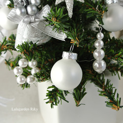 小さなホワイトクリスマス　白いリボンとパールシルバーベルのミニツリー　ホワイトツリー　クリスマスツリー　 R&yCH81 10枚目の画像