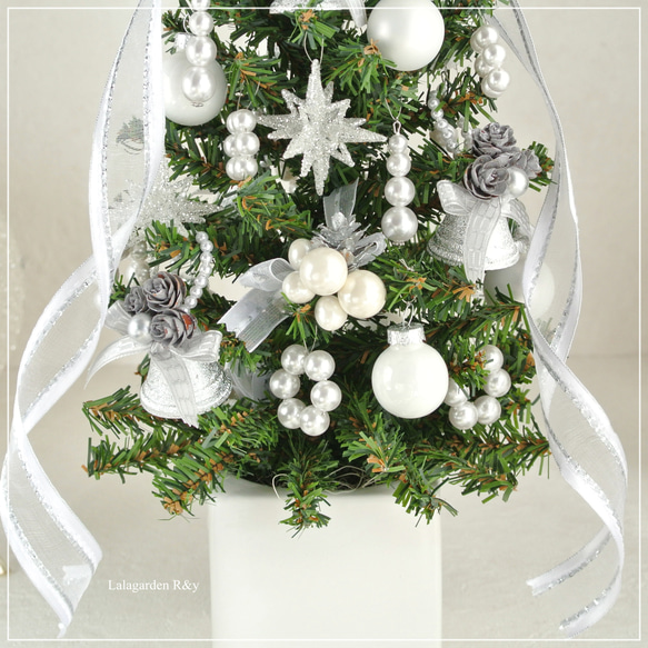 小さなホワイトクリスマス　白いリボンとパールシルバーベルのミニツリー　ホワイトツリー　クリスマスツリー　 R&yCH81 17枚目の画像