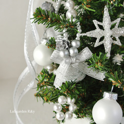 小さなホワイトクリスマス　白いリボンとパールシルバーベルのミニツリー　ホワイトツリー　クリスマスツリー　 R&yCH81 11枚目の画像