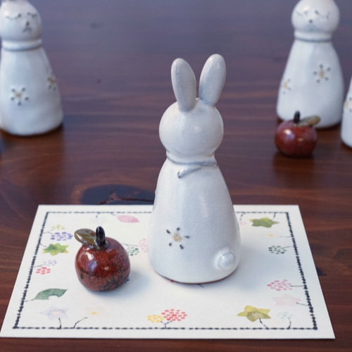 穏やか白うさぎとりんご 置物 / 陶器 干支・卯・ウサギ /Creema限定