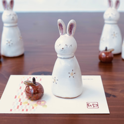 穏やか白うさぎとりんご 置物 / 陶器 干支・卯・ウサギ /Creema限定