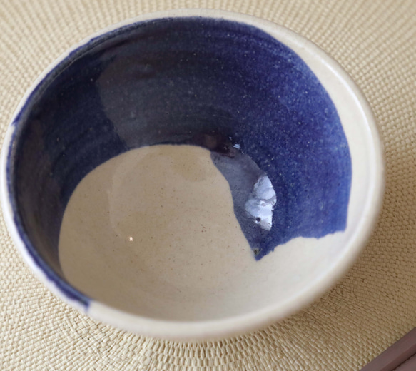 青い刷毛目模様の飯碗 5枚目の画像