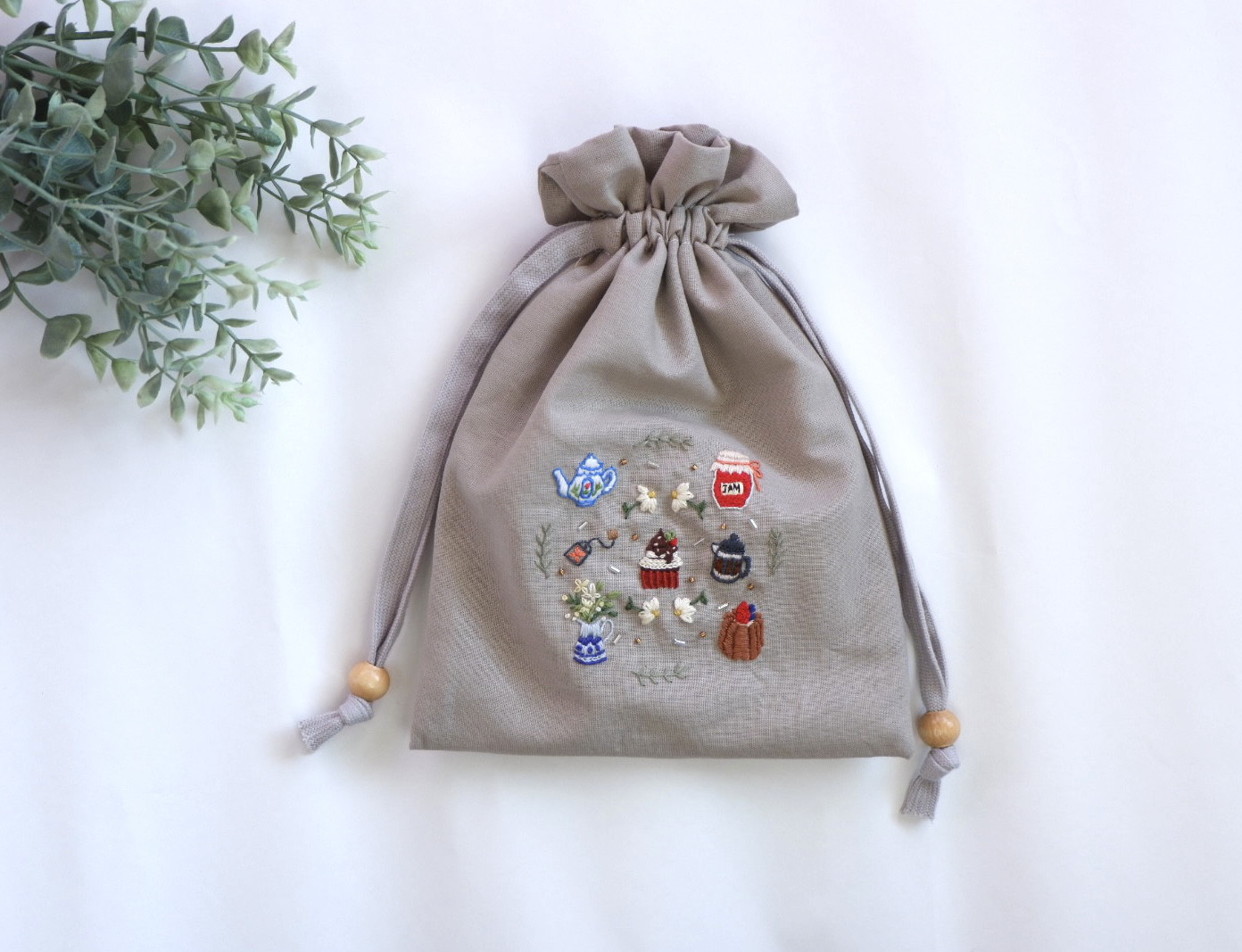 ハンドメイド グレーの巾着袋 ハート型刺繍付き(ティータイム) 快い ハンドメイド グレーの巾着袋 ハート型刺繍付き(ティータイム) 快い