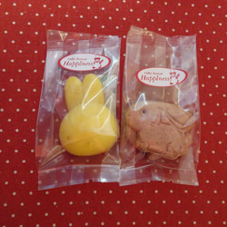 ウサギさんフェイスのマドレーヌと横向きうさぎのいちごクッキー入りうさぎちゃん巾着袋(^^ 2枚目の画像