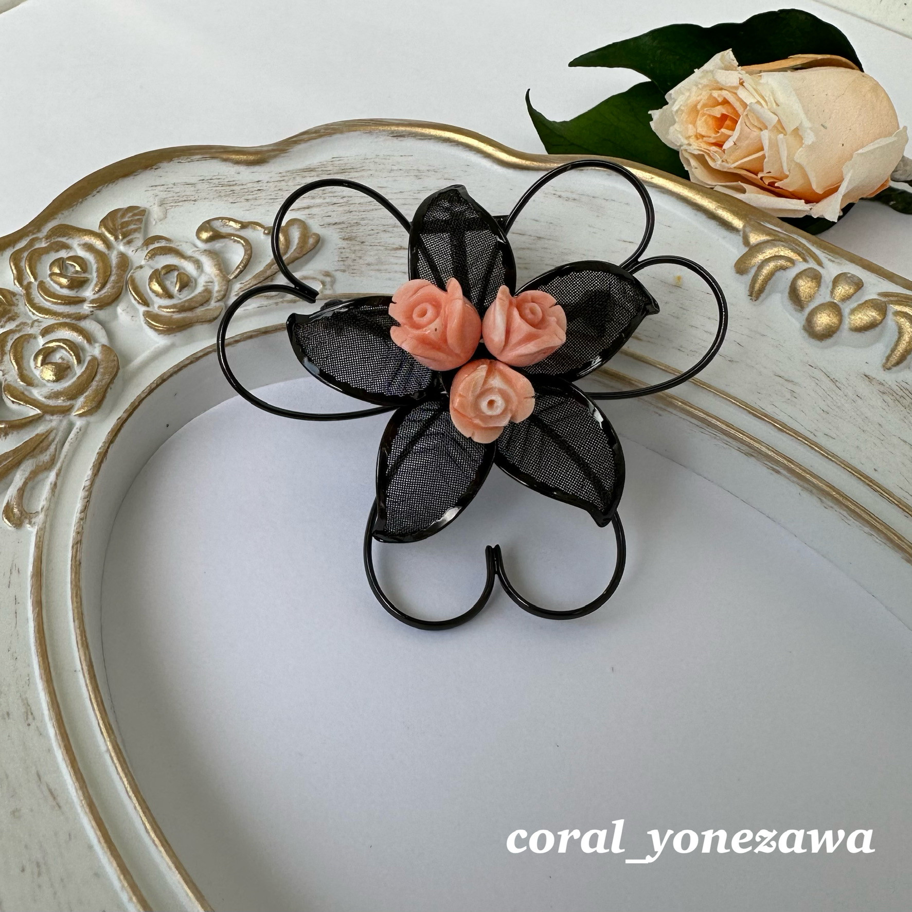 珊瑚彫りのお花付き　黒メッシュのブローチ　R41127Y2