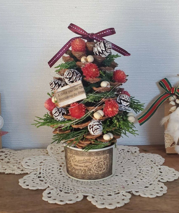 クリスマス BIG松ぼっくりと白い陶器の木の実とドライフラワーツリー