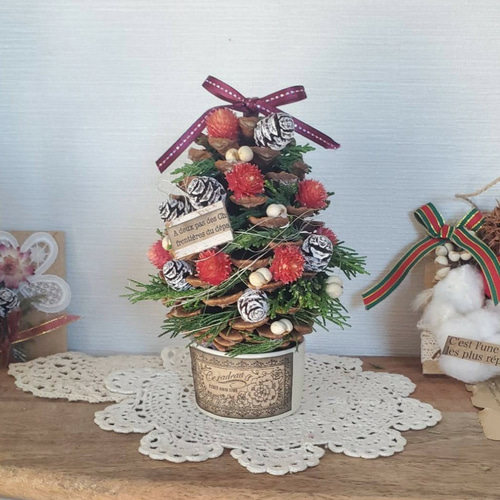 クリスマス BIG松ぼっくりと白い陶器の木の実とドライフラワーツリー