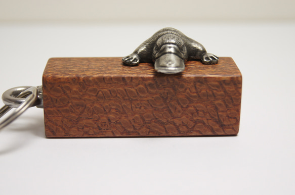 カモノハシ　ビーフウッド（木材）ピューター（金属）キーホルダー、バッグチャーム、置物 3枚目の画像