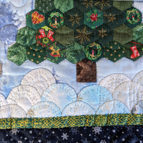 【めるも】クリスマス パッチワークキルト タペストリー（リバティ生地使用） めるも】クリスマス パッチワークキルト タペストリー（リバティ