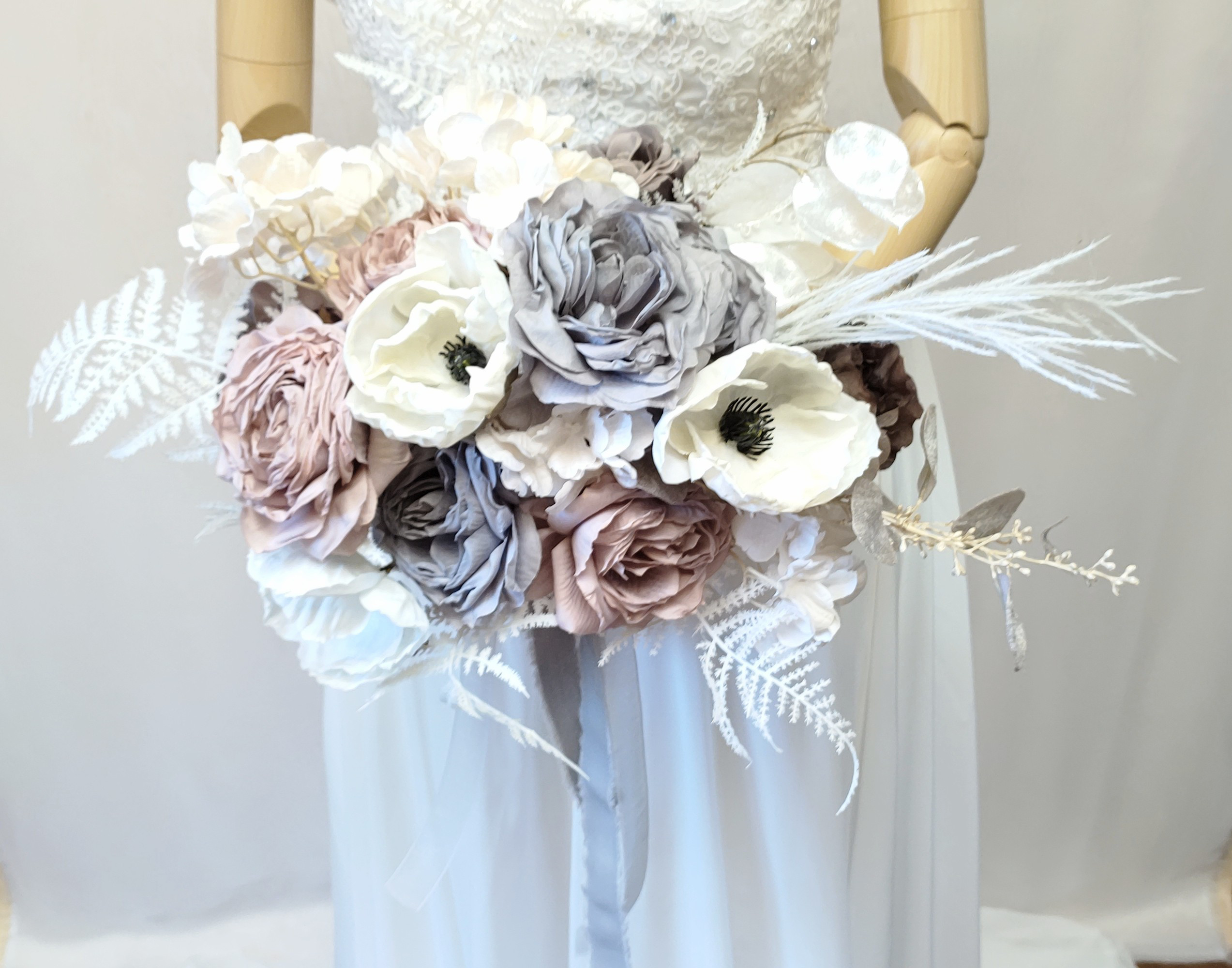 ウエディングブーケ(グレイッシュな色味が美しい)ブートニア込み 世界で１つ貴女だけにお勧めします。