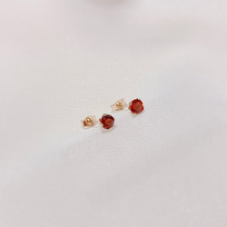 宝石質AAAモザンビークガーネットの小さな一粒ピアス　14kgf/1月誕生石/レッド 3枚目の画像