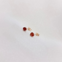 宝石質AAAモザンビークガーネットの小さな一粒ピアス　14kgf/1月誕生石/レッド 2枚目の画像