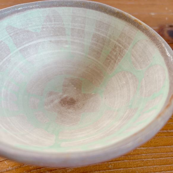 ふんわり幾何学模様のご飯茶碗（緑色） 1枚目の画像
