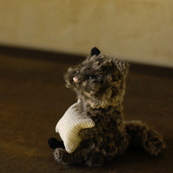 お座りサビ猫ちゃん（small) あみぐるみ knit'n pot 通販