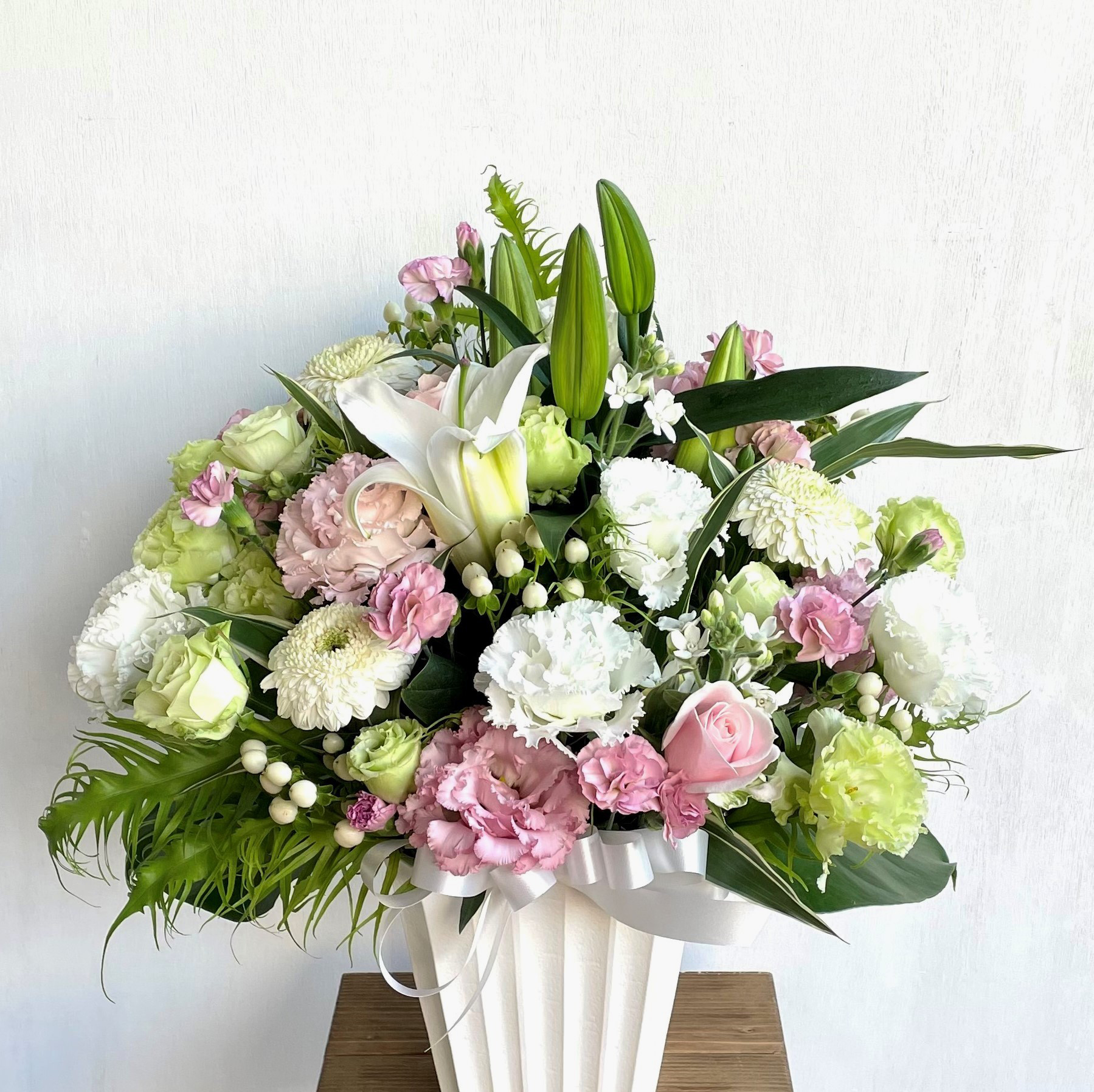 【生花】お悔やみ・お供え用アレンジメント　大切な方を偲ぶセレモニーピンク