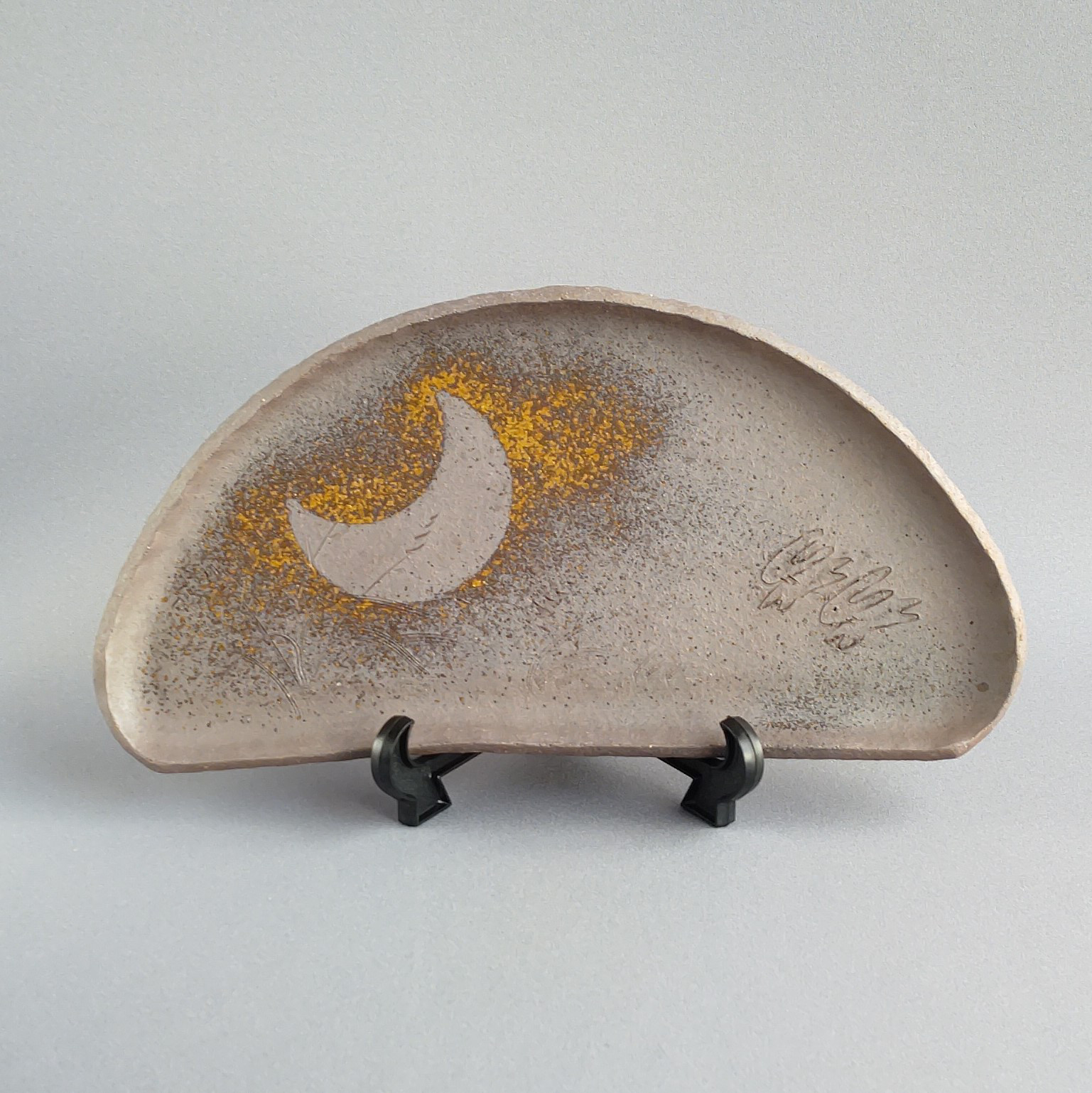 半円絵皿　焼締め　【商品番号：00229】