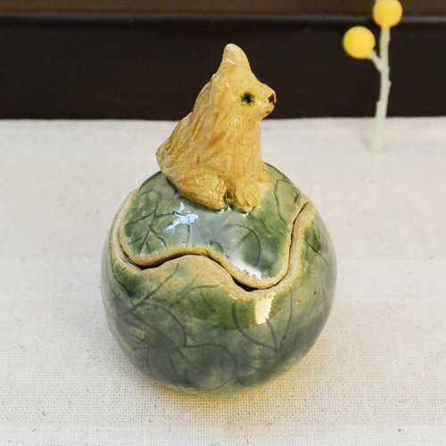 わんこの丸い小物入れ 緑 お座り犬 ベージュ いぬ・イヌ 陶器・陶芸 蓋