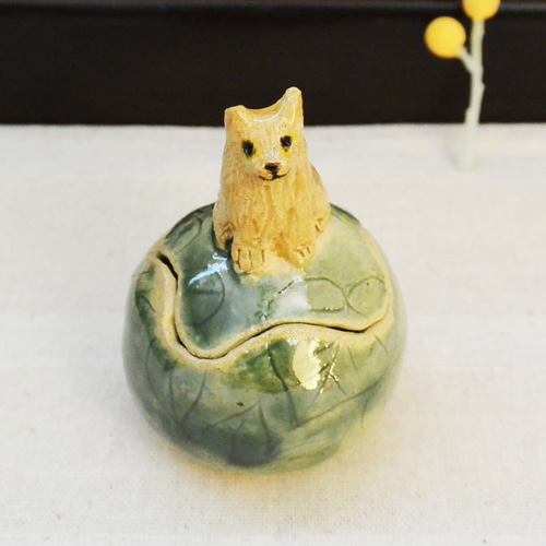 【mogu takahashi】陶器の小物入れ　イヌ わんこの丸い小物入れ 緑 お座り犬 ベージュ いぬ・イヌ 陶器