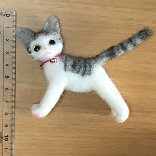 羊毛フェルト　猫(サバトラ白) 羊毛フェルト サバトラ白猫 羊毛フェルト めぐめぐ 通販