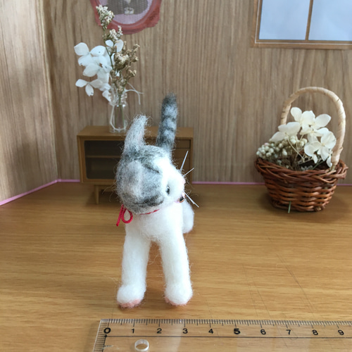 羊毛フェルト　猫(サバトラ白) 羊毛フェルト サバトラ白猫 羊毛フェルト めぐめぐ 通販