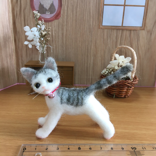 羊毛フェルト　猫(サバトラ白) 羊毛フェルト サバトラ白猫 羊毛フェルト めぐめぐ 通販