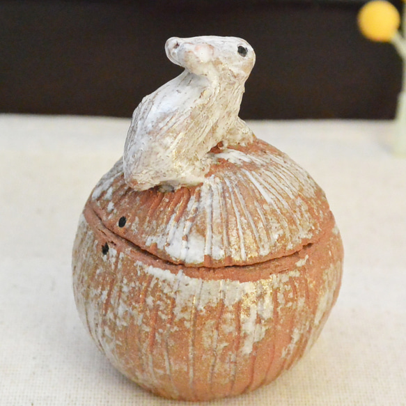 ウサギの小物入れ　茶色　うさぎ　動物　干支・卯　陶器・陶芸　蓋つき　丸い形 4枚目の画像