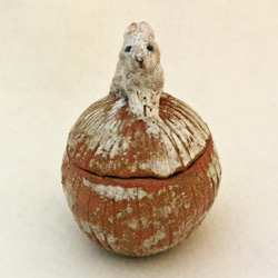 ウサギの小物入れ　茶色　うさぎ　動物　干支・卯　陶器・陶芸　蓋つき　丸い形 2枚目の画像