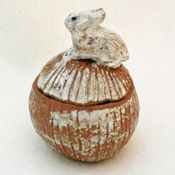 ウサギの小物入れ　茶色　うさぎ　動物　干支・卯　陶器・陶芸　蓋つき　丸い形 7枚目の画像