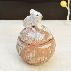 ウサギの小物入れ　茶色　うさぎ　動物　干支・卯　陶器・陶芸　蓋つき　丸い形 3枚目の画像