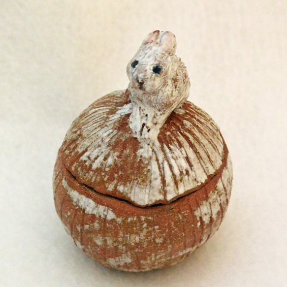 ウサギの小物入れ　茶色　うさぎ　動物　干支・卯　陶器・陶芸　蓋つき　丸い形 5枚目の画像