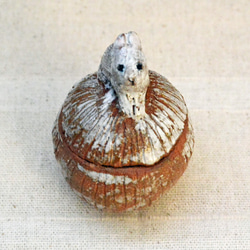 ウサギの小物入れ　茶色　うさぎ　動物　干支・卯　陶器・陶芸　蓋つき　丸い形 1枚目の画像