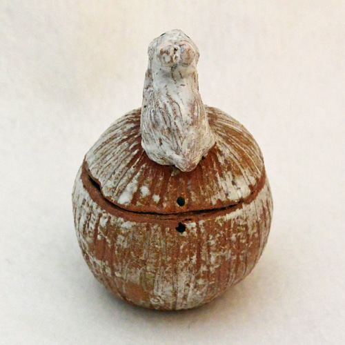 ウサギの小物入れ 茶色 うさぎ 動物 干支・卯 陶器・陶芸 蓋つき 丸い