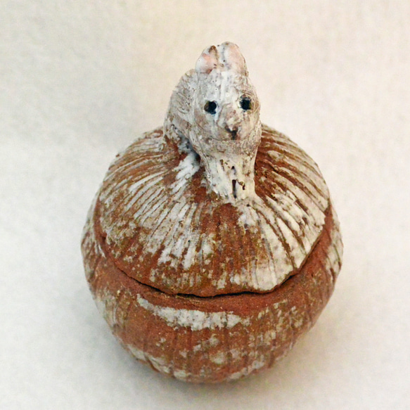 ウサギの小物入れ　茶色　うさぎ　動物　干支・卯　陶器・陶芸　蓋つき　丸い形 11枚目の画像