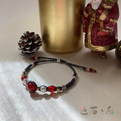 クリスマスカラーの天然石とマクラメ編みブレスレット：カーネリアンとアゲート 2枚目の画像