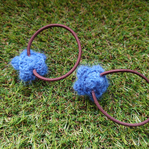 サンタさんの楽しい毛糸のバッジ（ブローチ、ボールチェーン、ヘアゴム